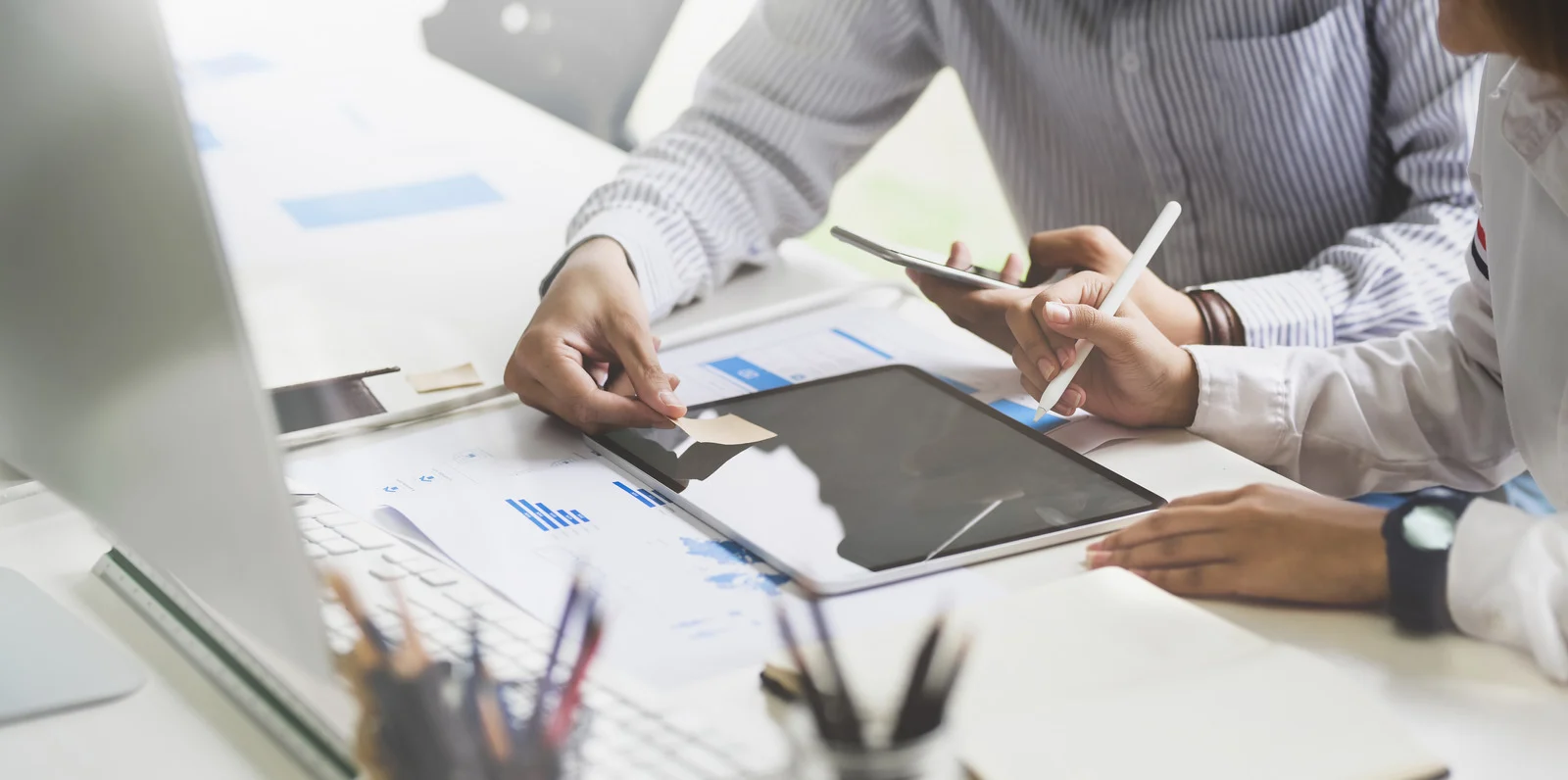 Equipo analizando métricas de marketing